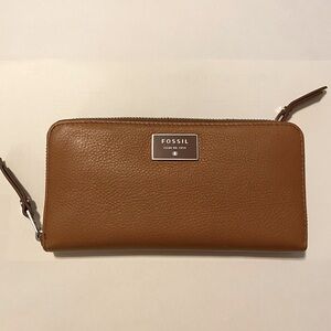 NWT-Fossil Women's Dawson Zip Clutch/Wallet (Camel)